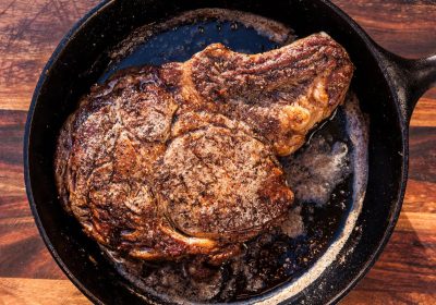 Ką daryti su naująja ketaus keptuve