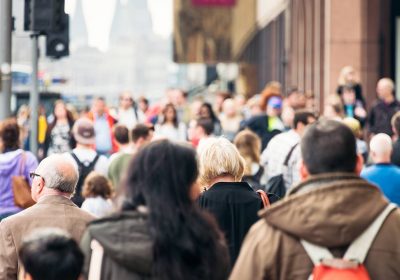 Kas yra socialinis atsiribojimas ir kaip tai gali sulėtinti COVID-19 plitimą?